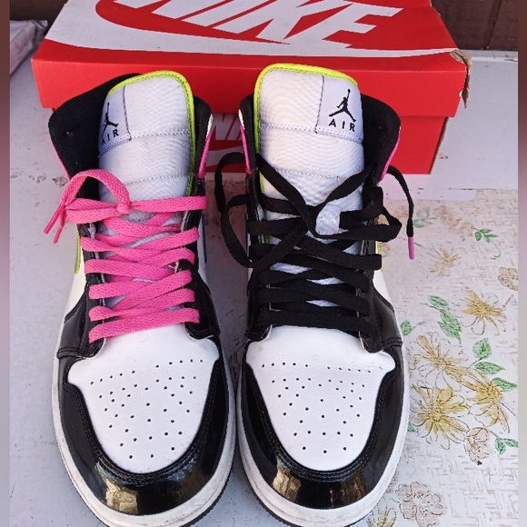 Nike Air Jordan 1 Mid SE sz 9 white cyber active fushia main image 5